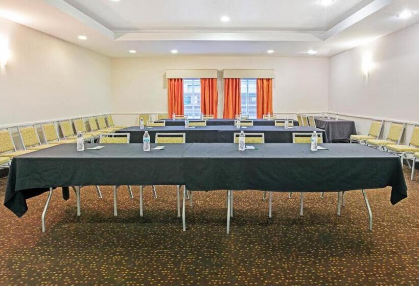 בית מלון כפרי La Quinta Inn & Suites By Wyndham Paris