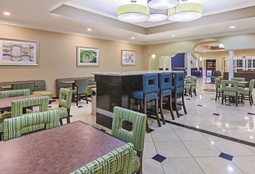 Отель La Quinta By Wyndham Pearland
