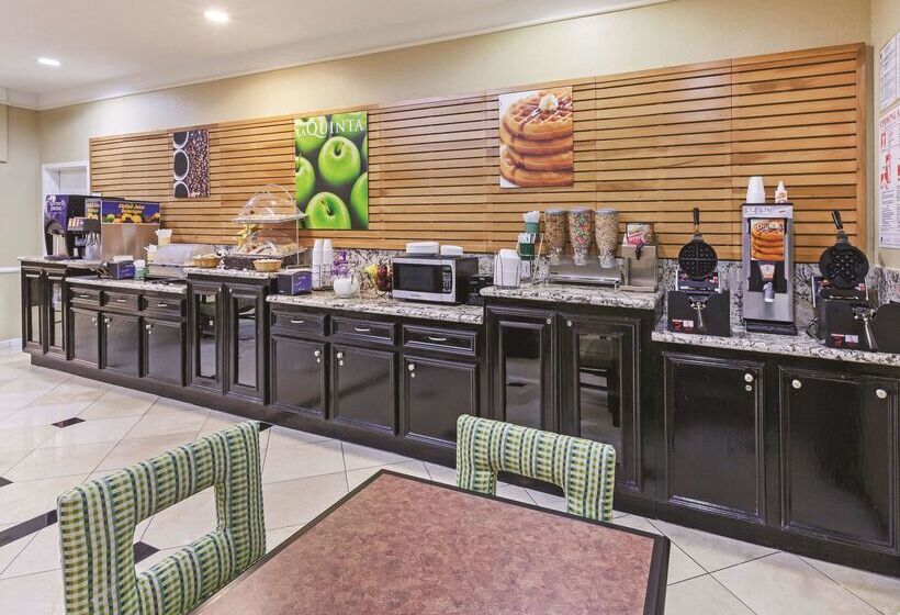 Отель La Quinta By Wyndham Pearland