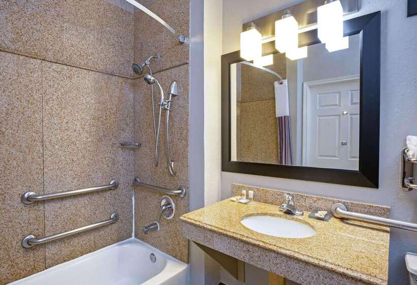 هتل La Quinta By Wyndham Pearland