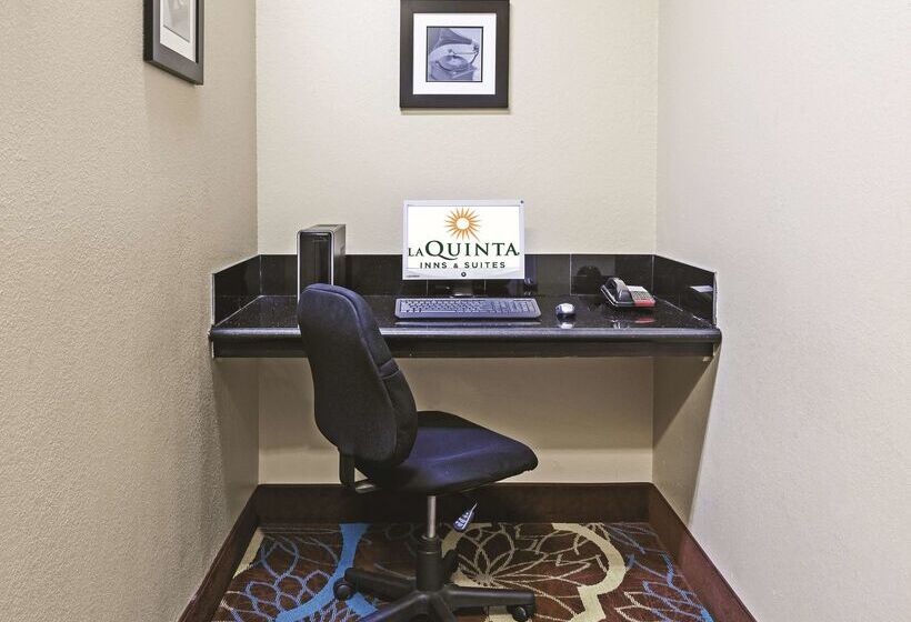 Отель La Quinta By Wyndham Pearland