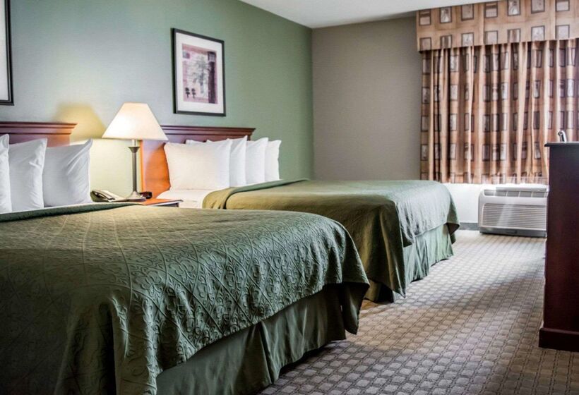 בית מלון כפרי Quality Inn & Suites Tampa Ybor City