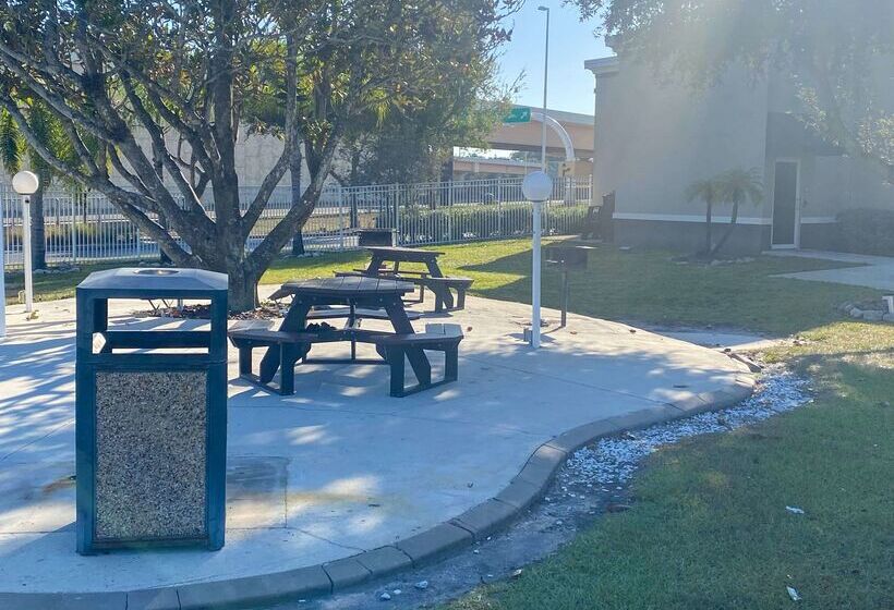 בית מלון כפרי Quality Inn & Suites Tampa Ybor City