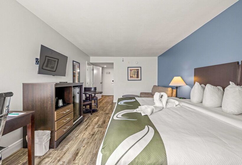 בית מלון כפרי Quality Inn & Suites Tampa Ybor City