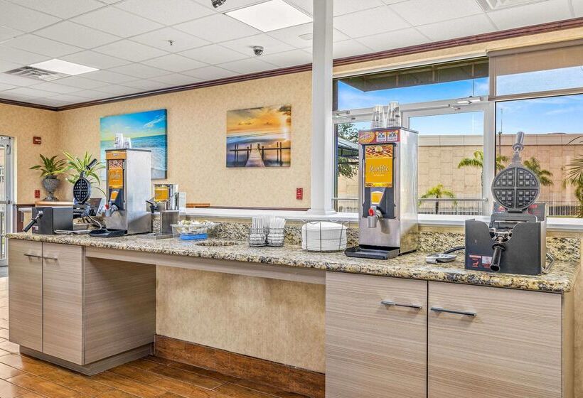 בית מלון כפרי Quality Inn & Suites Tampa Ybor City