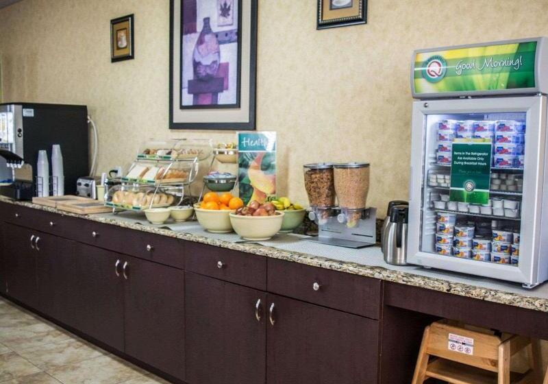 בית מלון כפרי Quality Inn & Suites Tampa Ybor City