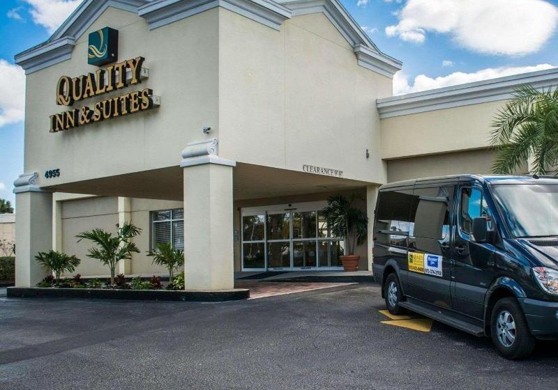 בית מלון כפרי Quality Inn & Suites Tampa Ybor City