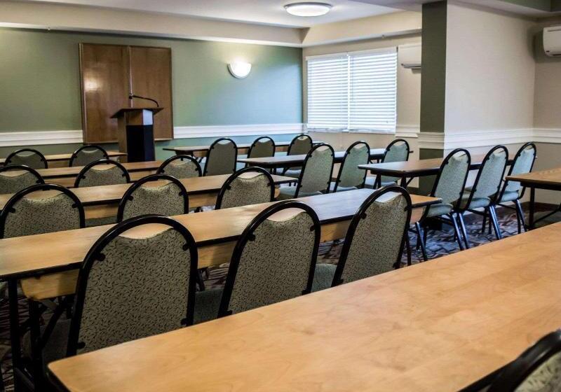 בית מלון כפרי Quality Inn & Suites Tampa Ybor City