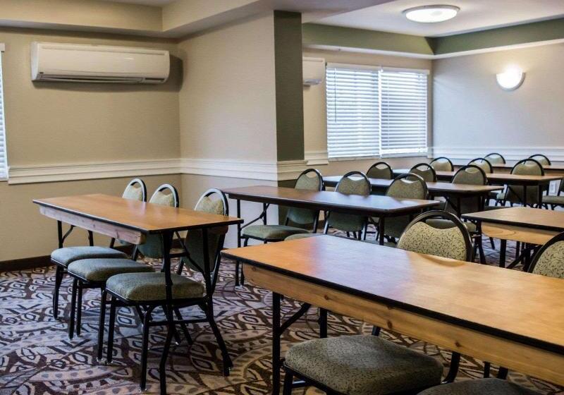 בית מלון כפרי Quality Inn & Suites Tampa Ybor City