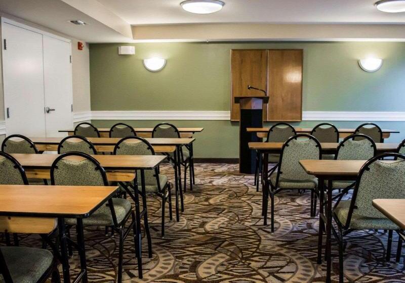 בית מלון כפרי Quality Inn & Suites Tampa Ybor City