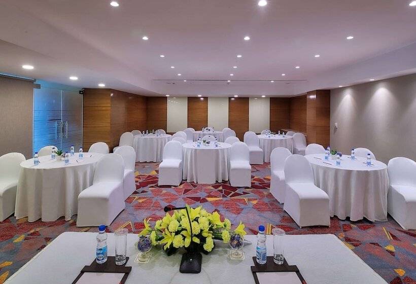בית מלון כפרי Ramada Gurgaon Central