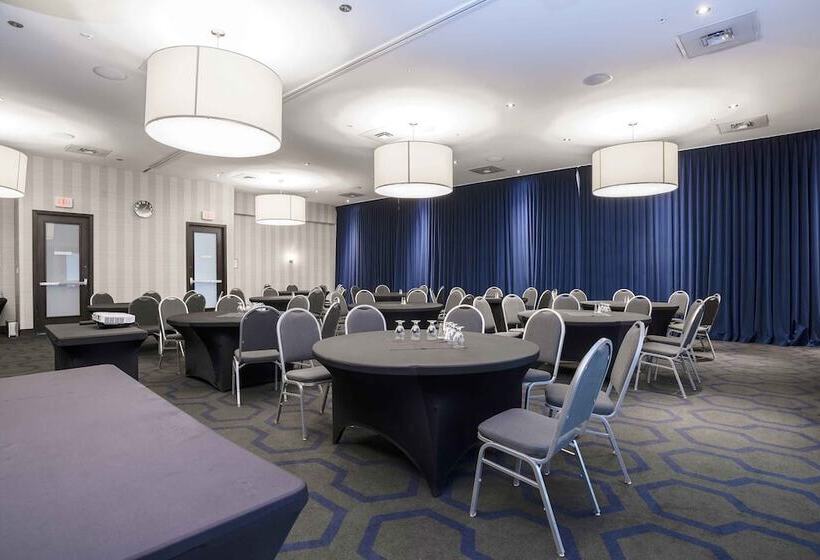 هتل Sandman Signature Prince George