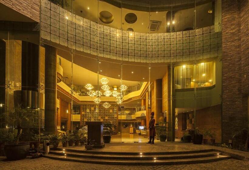 فندق Vesta International