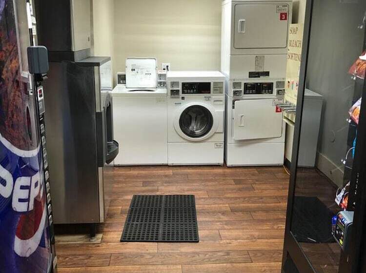 فندق على الطريق Rodeway Inn