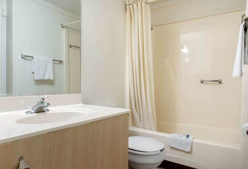 فندق على الطريق Rodeway Inn