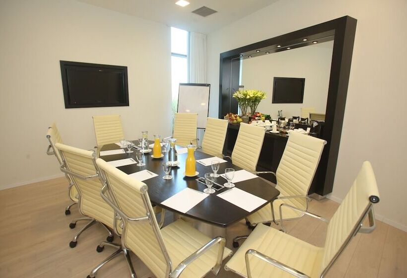 Lomakeskus West Tel Aviv  All Suites Hotel By The Sea