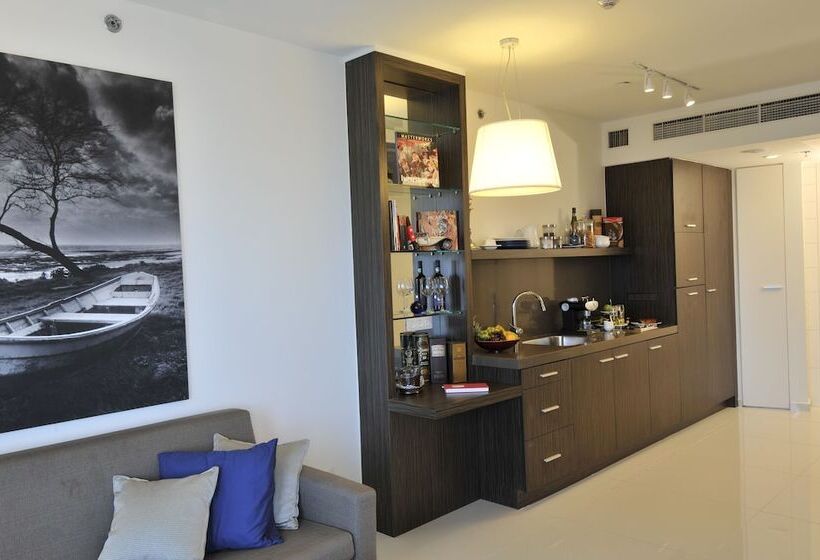 Lomakeskus West Tel Aviv  All Suites Hotel By The Sea