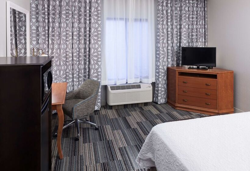 Hampton Inn & Suites Tulare