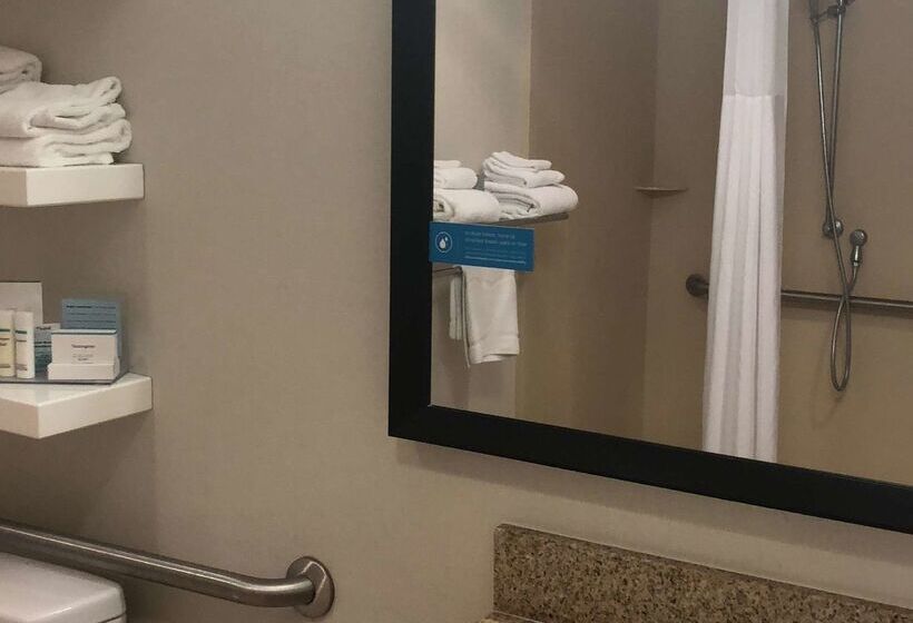 Hampton Inn & Suites Tulare