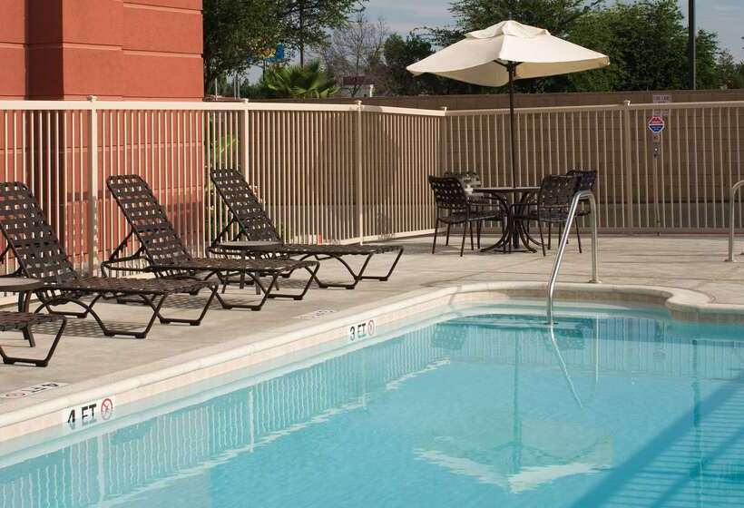 Hampton Inn & Suites Tulare