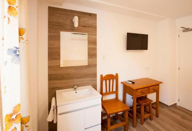 مسافرخانه Serramar