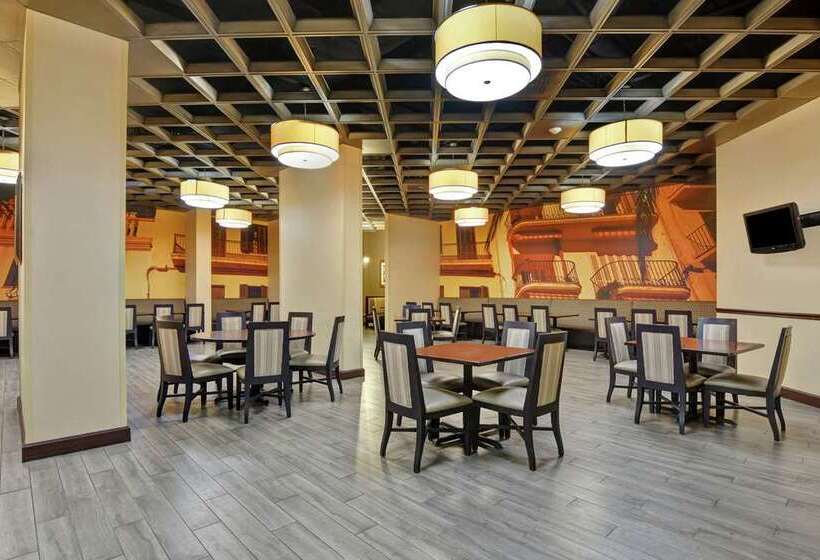 فندق Embassy Suites By Hilton Savannah Airport