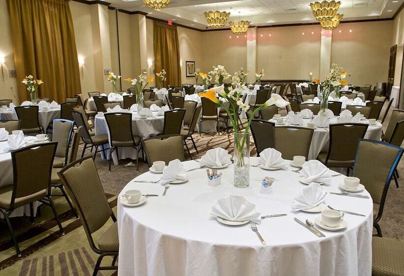 هتل Embassy Suites By Hilton Savannah Airport