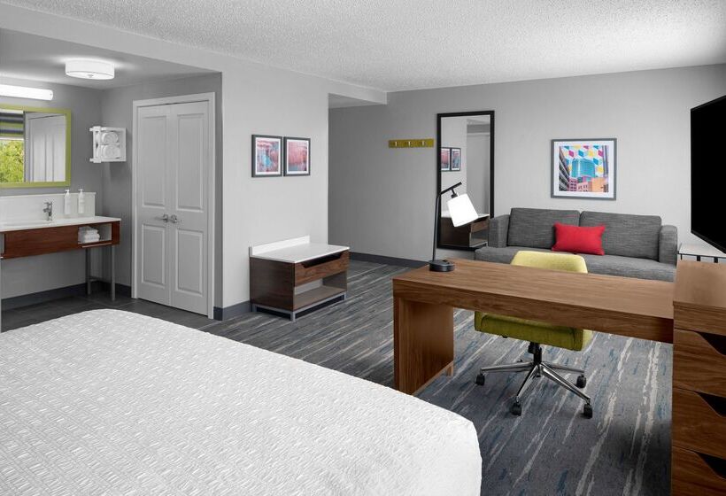Отель Hampton Inn & Suites Grand Rapids Airport 28th St