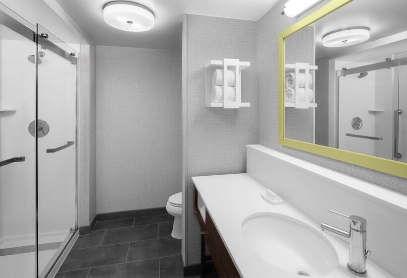 Отель Hampton Inn & Suites Grand Rapids Airport 28th St