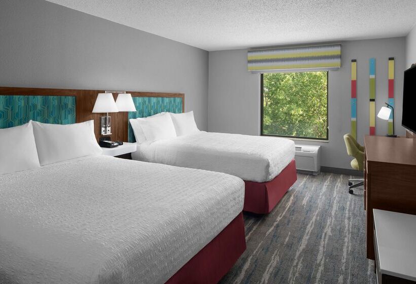 Отель Hampton Inn & Suites Grand Rapids Airport 28th St