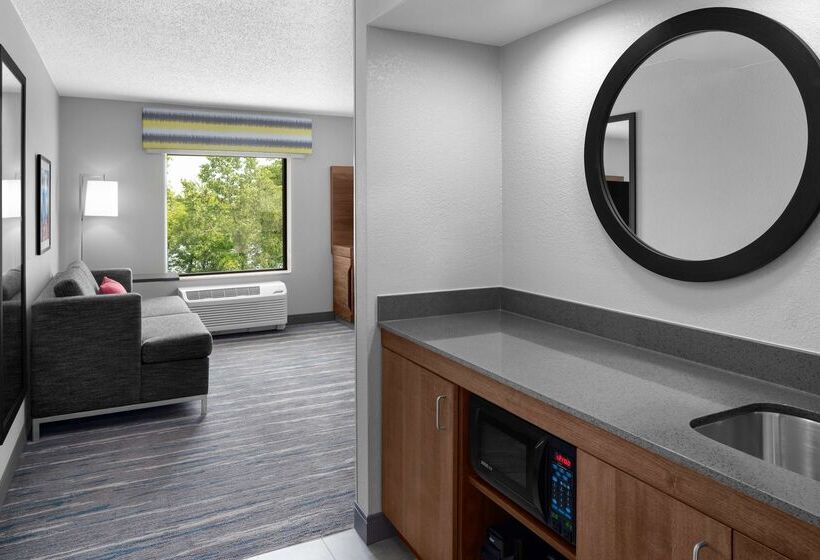 Отель Hampton Inn & Suites Grand Rapids Airport 28th St