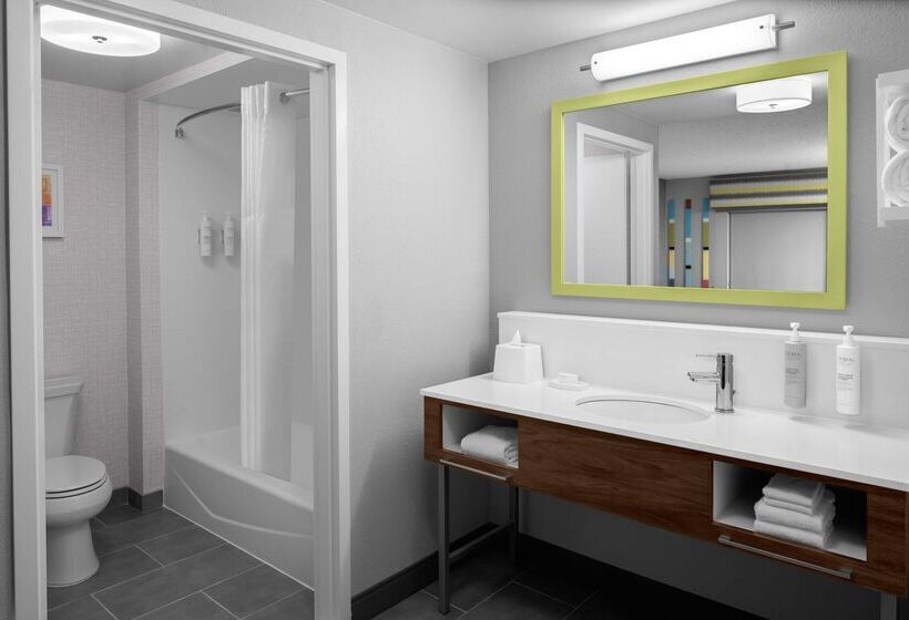 هتل Hampton Inn & Suites Grand Rapids Airport 28th St