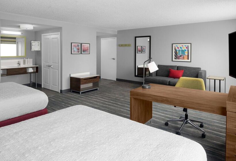 Отель Hampton Inn & Suites Grand Rapids Airport 28th St