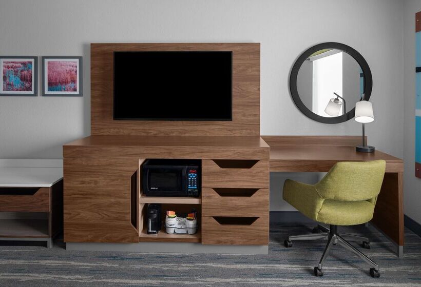 Отель Hampton Inn & Suites Grand Rapids Airport 28th St