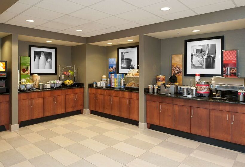 هتل Hampton Inn & Suites Grand Rapids Airport 28th St