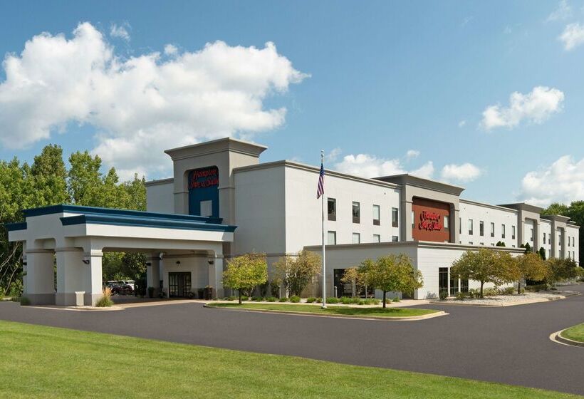 هتل Hampton Inn & Suites Grand Rapids Airport 28th St