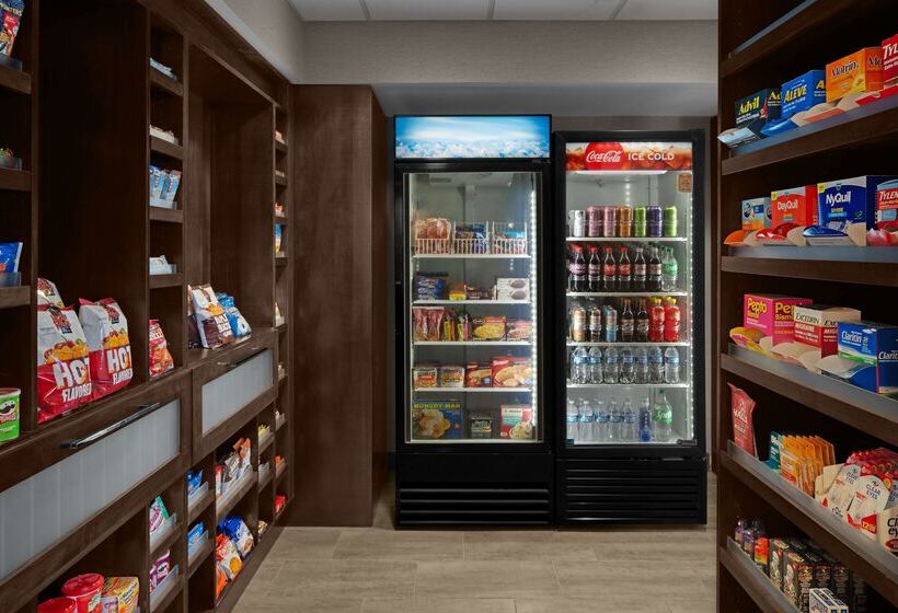 Отель Hampton Inn & Suites Grand Rapids Airport 28th St