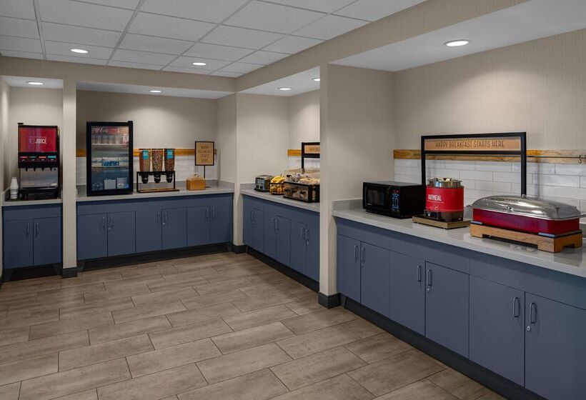 Отель Hampton Inn & Suites Grand Rapids Airport 28th St