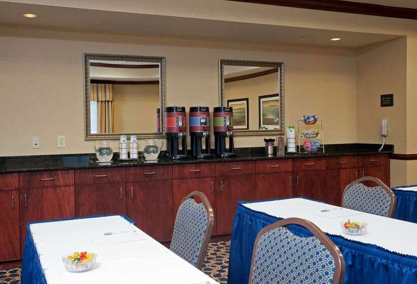 فندق Hampton Inn & Suites Indianapolis Airport