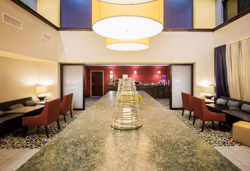 Отель Hampton Inn & Suites Natchez