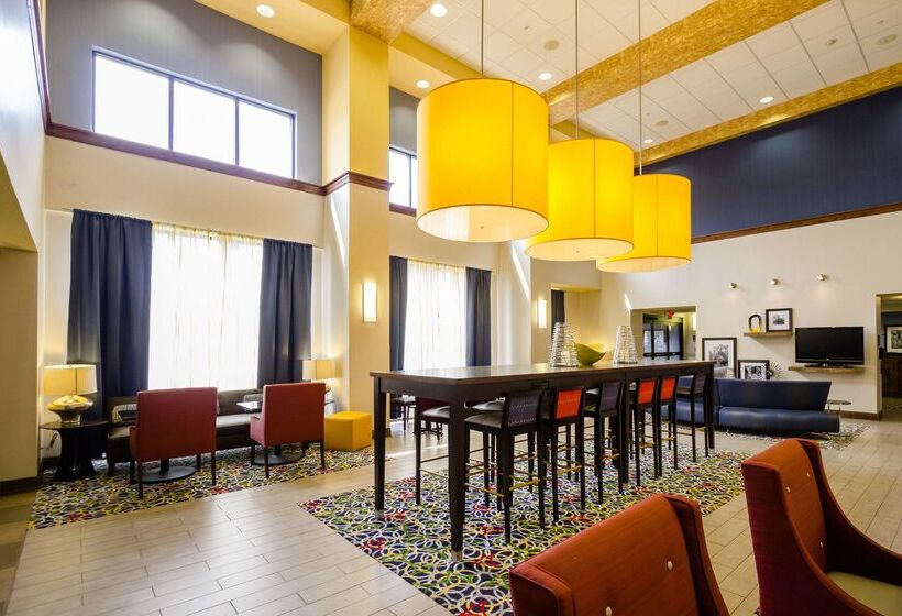 Отель Hampton Inn & Suites Natchez