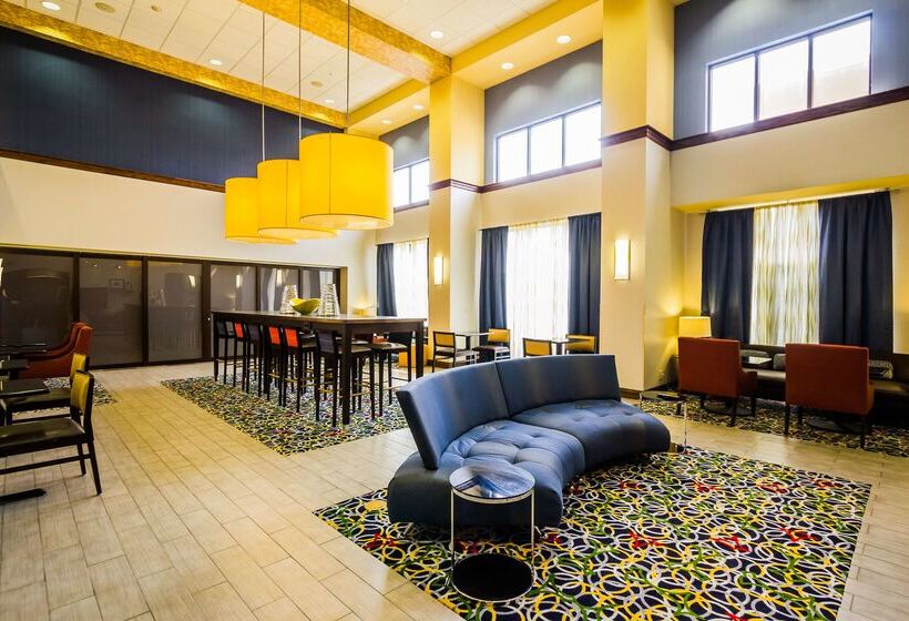 Отель Hampton Inn & Suites Natchez