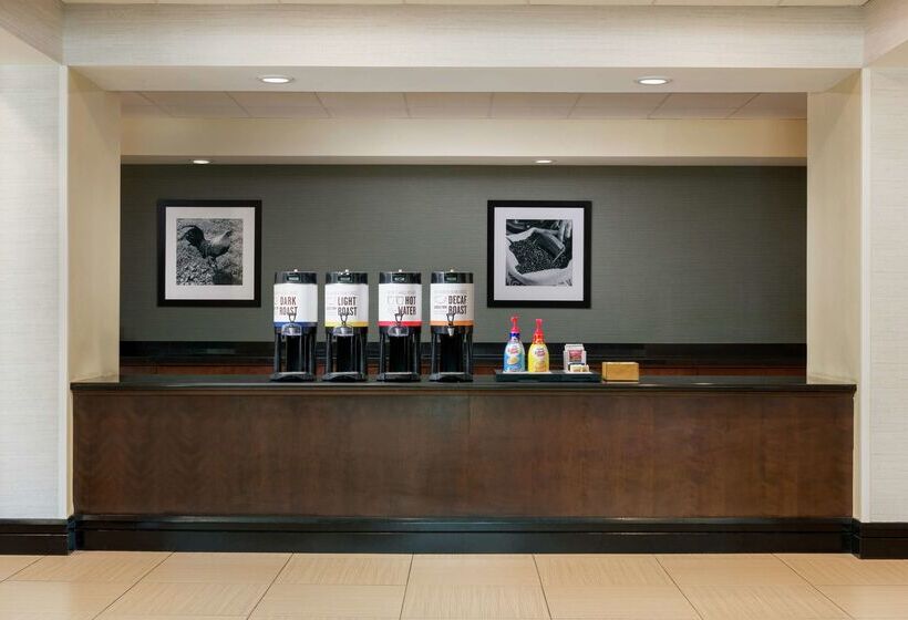 Отель Hampton Inn & Suites National Harbor   Alexandria Area