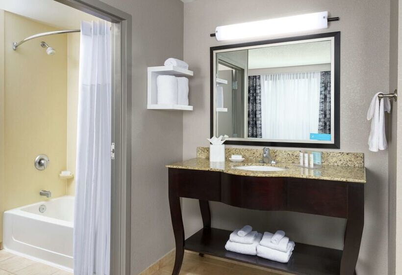Отель Hampton Inn & Suites National Harbor   Alexandria Area