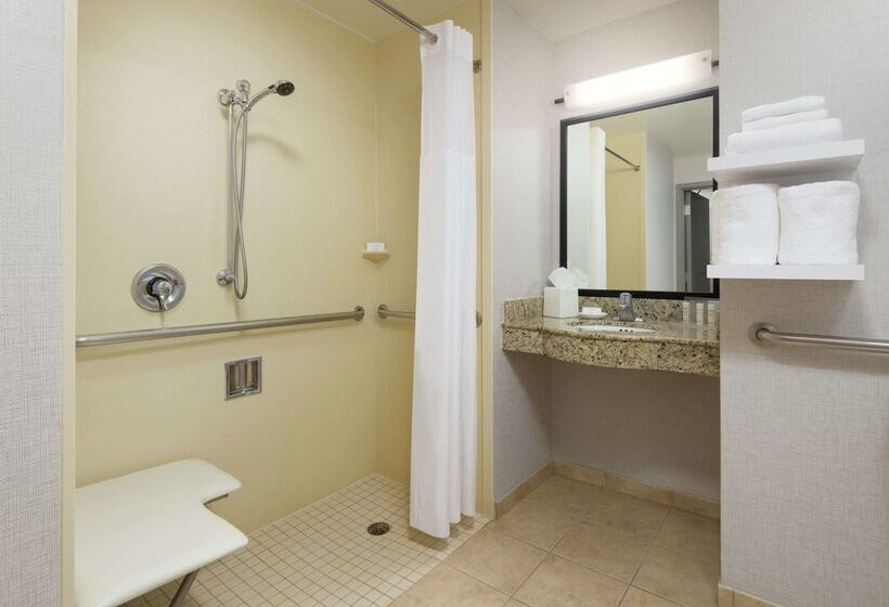 Отель Hampton Inn & Suites National Harbor   Alexandria Area