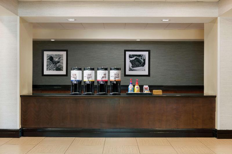 Отель Hampton Inn & Suites National Harbor   Alexandria Area