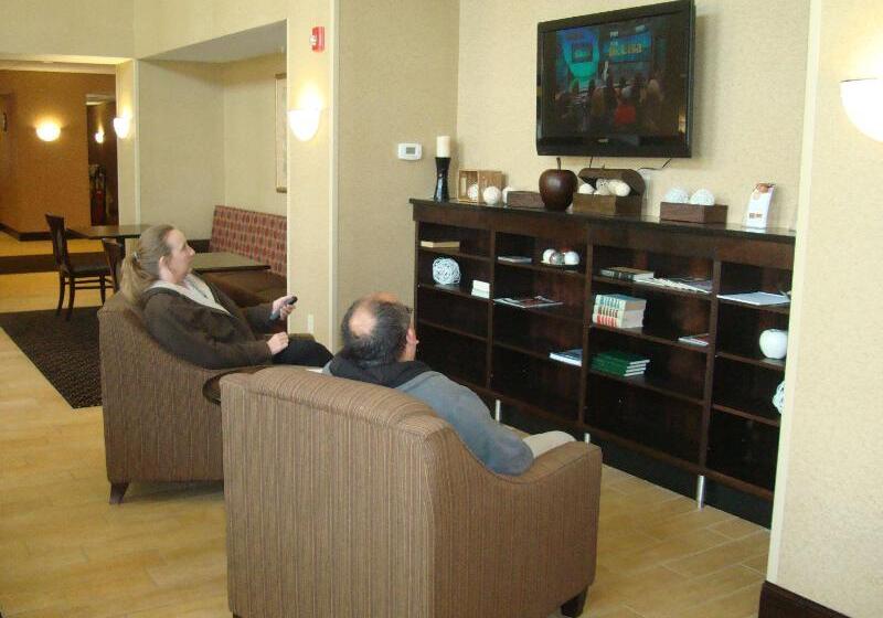 هتل Hampton Inn & Suites Rochester North