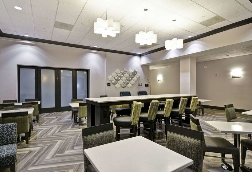 هتل Hampton Inn & Suites Los Angeles Burbank Airport