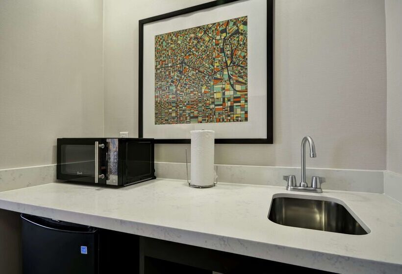 Отель Hampton Inn & Suites Los Angeles Burbank Airport