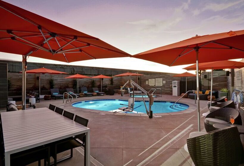 Отель Hampton Inn & Suites Los Angeles Burbank Airport